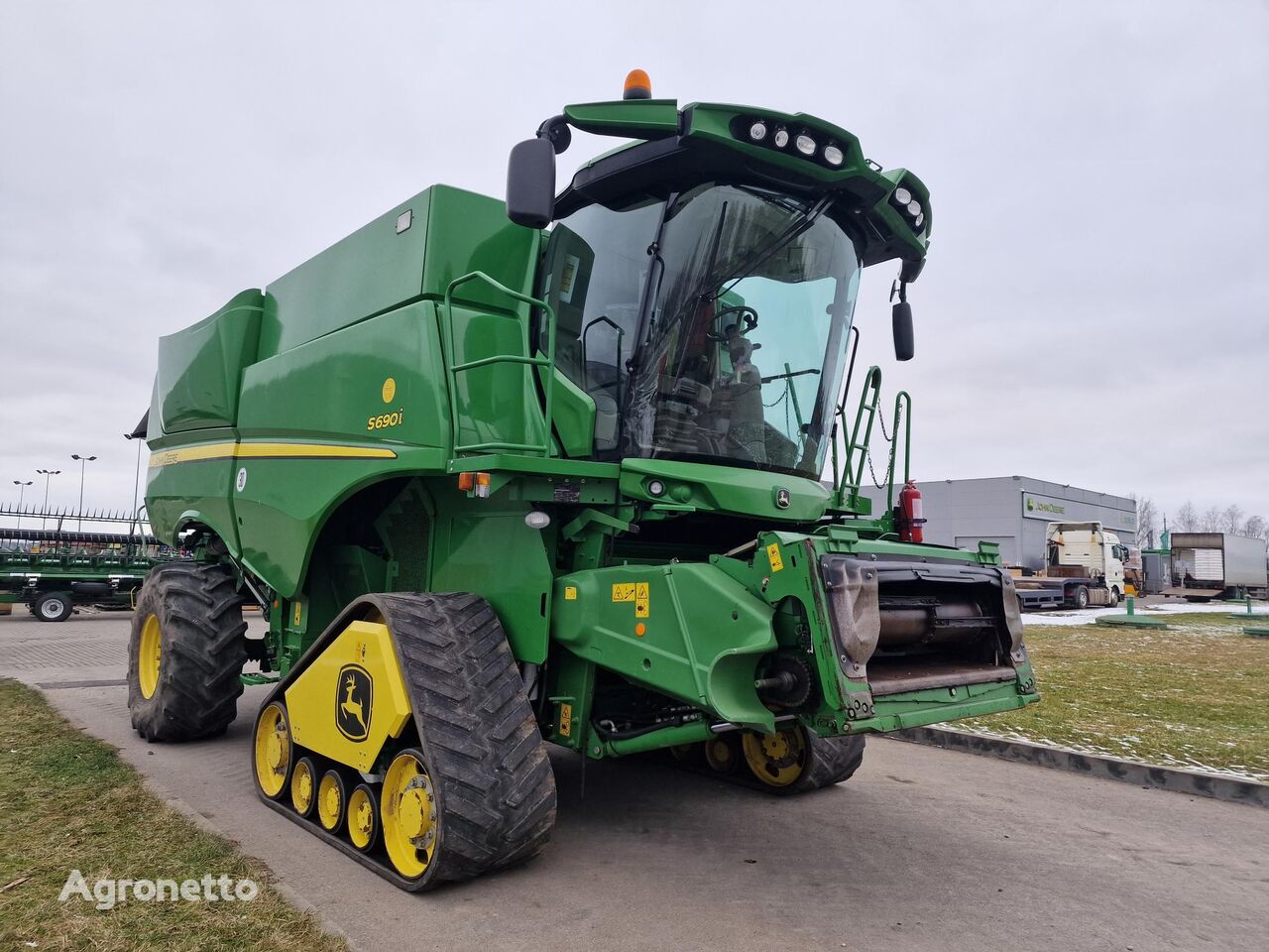 ماكينة حصادة دراسة John Deere S690